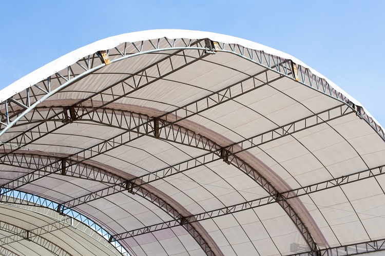 Construcción de cúpula de techo, lona y chapa para evento.  blanco