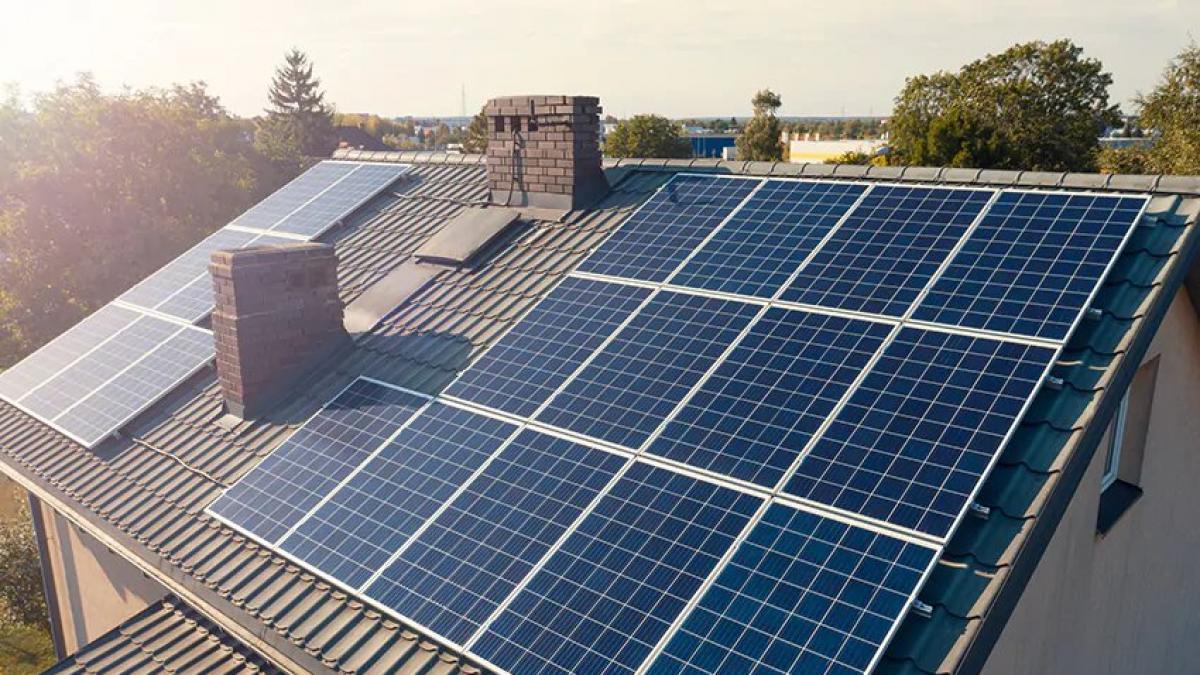 Tejado con paneles solares bajo cielo azul