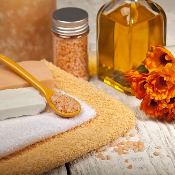 7-maneras-de-usar-el-aceite-de-calendula-en-tu-rutina-de-belleza-casera