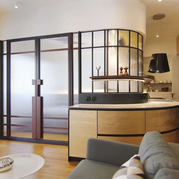 arquitecto-parisino-redisena-microapartamento-oscuro-como-espacio-lleno-de-luz