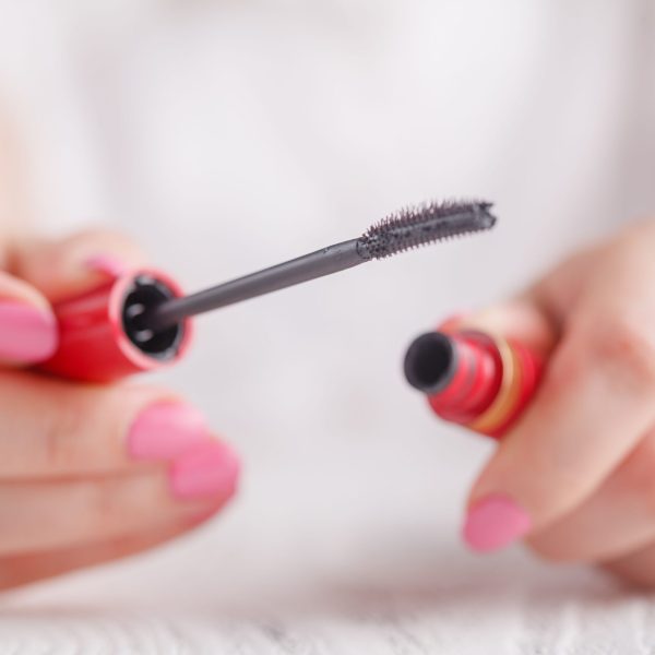 black-mascara-wand-and-tube-955315030-5bfcb589c5a74477922bd3ca086fa596.jpg