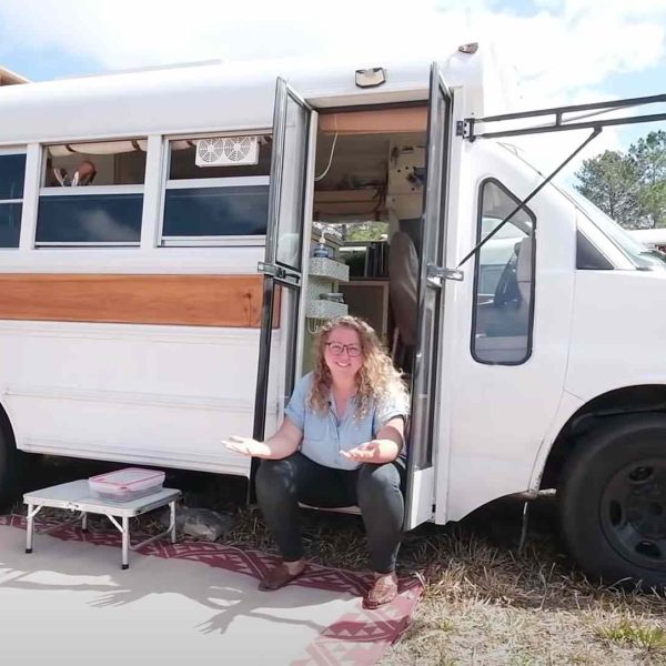 carpintera-construye-la-casa-de-su-propio-autobus-de-ensueno-con-su-madre-carpintera