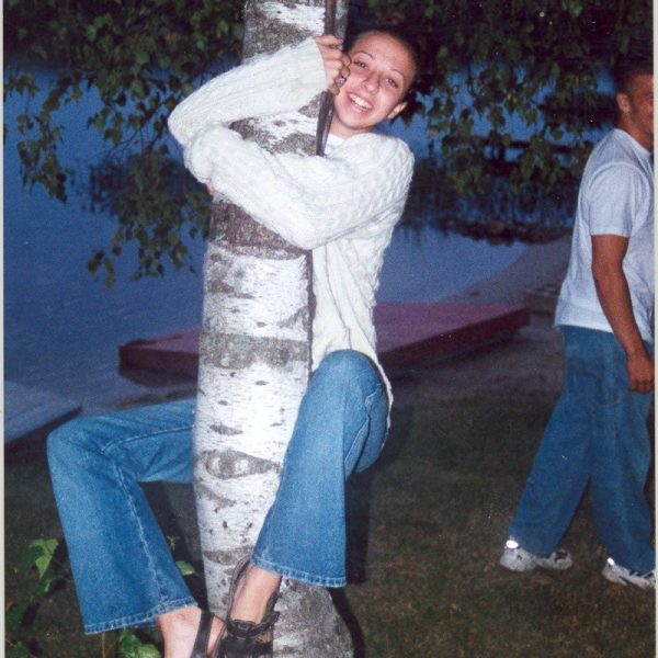 christine-colby-abraza-los-arboles