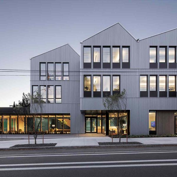 el-apartamento-de-whistler-con-pasarelas-exteriores-es-una-hoja-de-ruta-para-el-diseno-posterior-a-la-pandemia