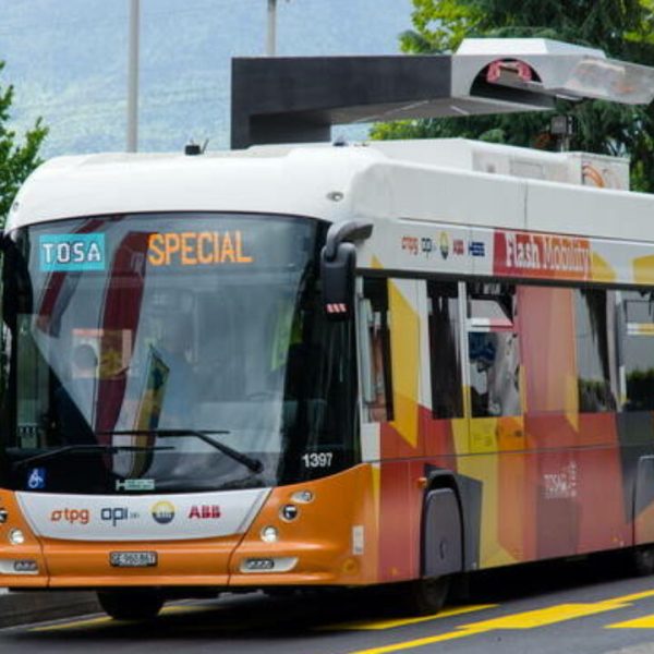 el-nuevo-sistema-de-autobuses-suizo-carga-las-baterias-en-segundos