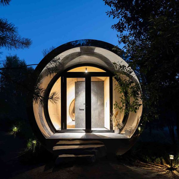 esta-cabana-tubular-revestida-de-acero-en-el-bosque-esta-construida-como-un-barco