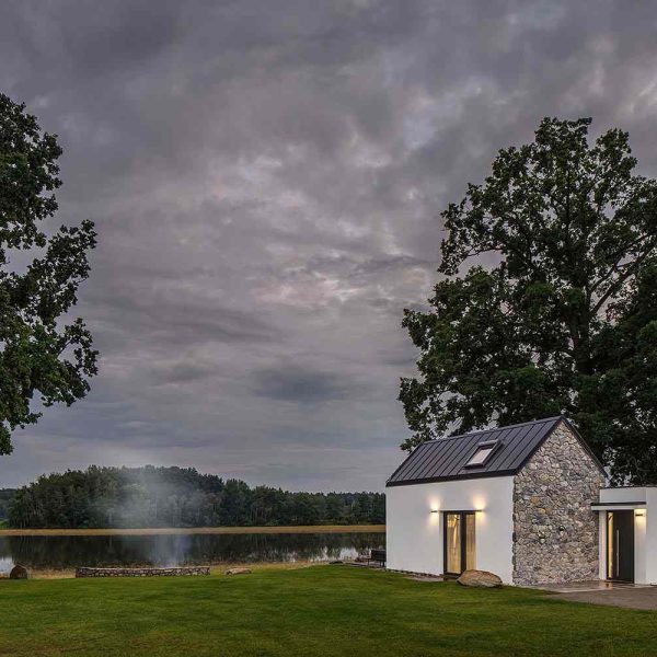 esta-pequena-casa-junto-al-estanque-maximiza-la-luz-y-el-espacio