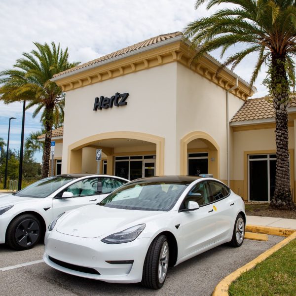 hertz-apuesta-fuerte-por-los-vehiculos-electricos-y-ordena-100-000-teslas