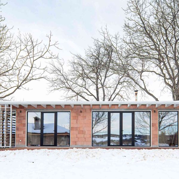 la-oficina-contemporanea-revestida-de-terracota-celebra-las-tecnicas-de-construccion-tradicionales