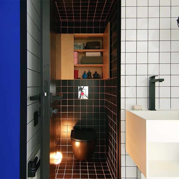 la-renovacion-inteligente-de-un-apartamento-pequeno-cuenta-con-un-bano-tipo-linterna