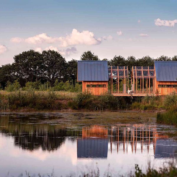 las-carcasas-moviles-anidadas-de-la-brillante-cabina-prefabricada-se-abren-a-la-naturaleza
