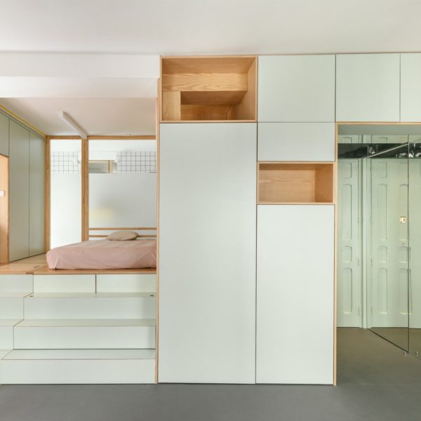 micro-apartamento-se-abre-con-almacenamiento-oculto-y-paredes-de-vidrio