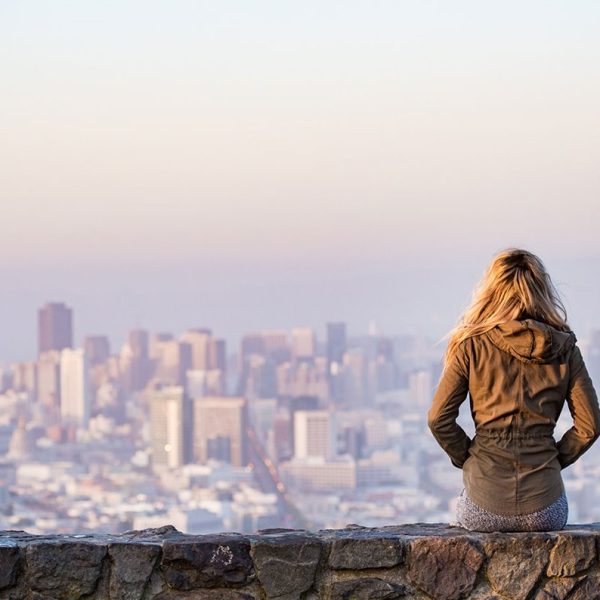 mujer-se-reduce-para-vivir-en-una-pequena-casa-legal-en-la-ciudad