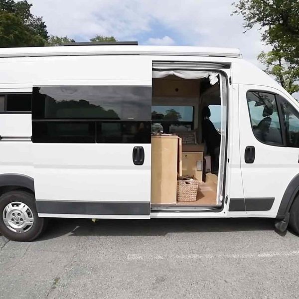 mujer-vive-y-trabaja-de-forma-remota-a-tiempo-completo-en-una-encantadora-renovacion-de-autocaravanas