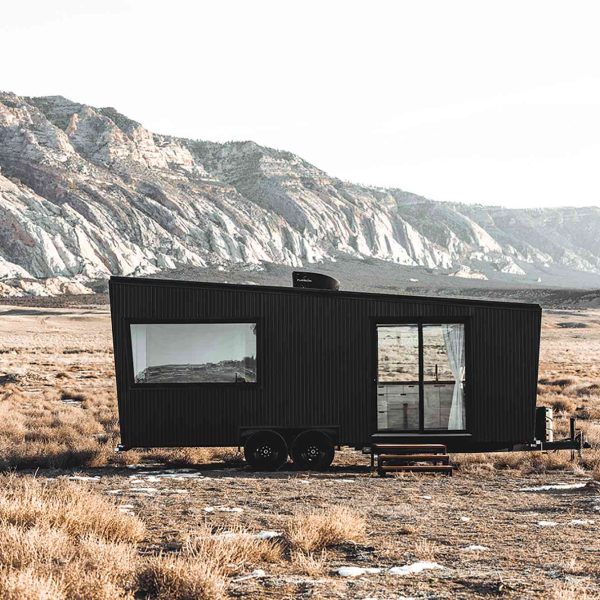 musico-transforma-la-dotada-caravana-airstream-en-un-moderno-espacio-de-trabajo-en-vivo