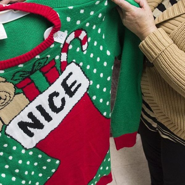 no-se-apresure-a-comprar-un-nuevo-sueter-navideno-feo