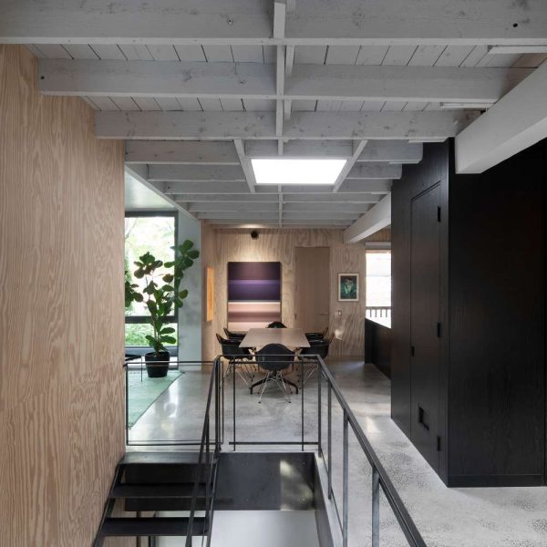 old-montreal-coach-house-obtiene-una-nueva-adicion-brillante