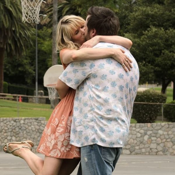 olivia-young-abraza-los-arboles