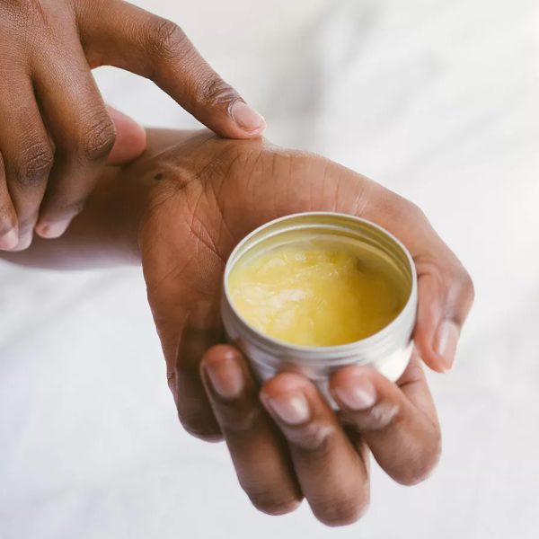 perfume-solido-casero-con-cera-de-abejas-y-aceites-esenciales