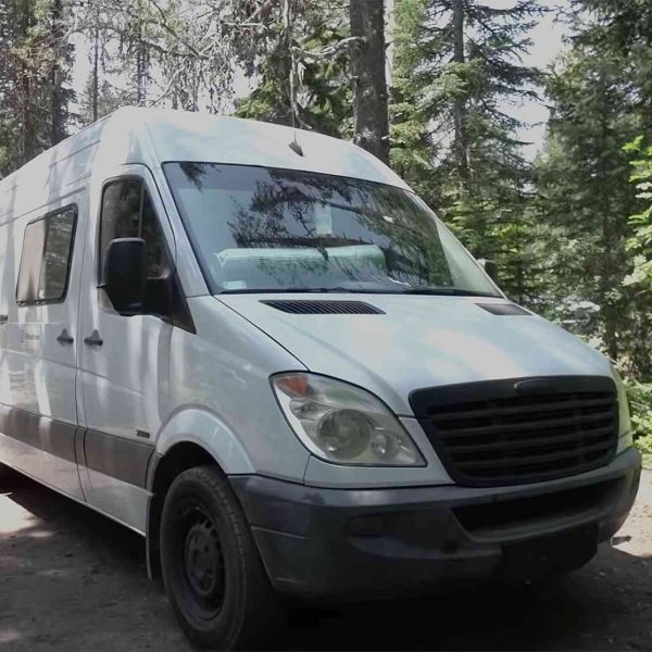 una-pareja-joven-construye-una-casa-en-una-camioneta-sprinter-por-8000